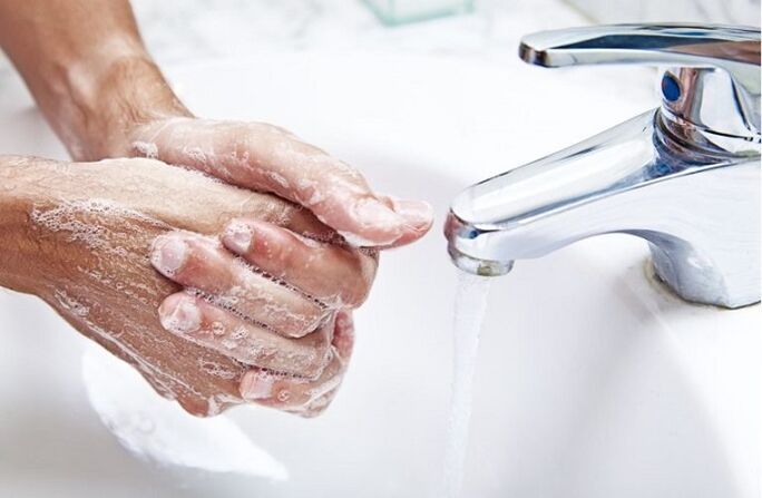 plauti rankas, kad būtų išvengta parazitų užkrėtimo
