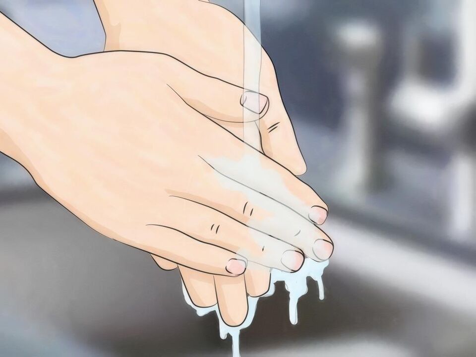 rankų plovimas, kad būtų išvengta užsikrėtimo kirmėlėmis