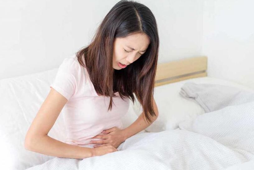 Pilvo skausmas yra dažnas kirmėlių infekcijos simptomas. 