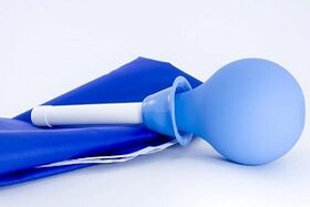 valomoji klizma, skirta pašalinti iš organizmo parazitus